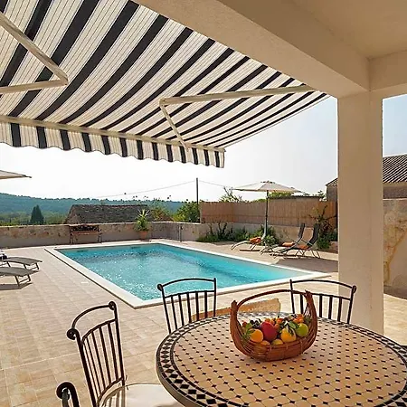 מלון Modern In Grohote With Pool Solta Island