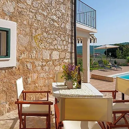 Modern In Grohote With Pool מלון 3*